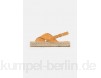JUTELAUNE CROSSED FLAT - Platform sandals - brown/camel
