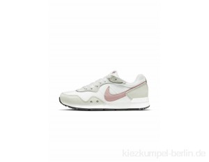 Nike Sportswear VENTURE RUNNER - Trainers - white/platinum tint/black/pink glaze/white